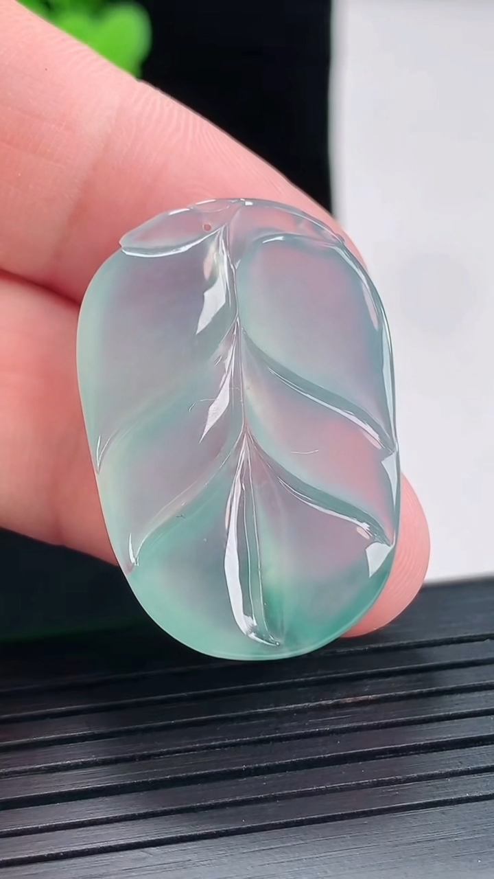 天然A货翡翠种飘花金枝玉叶 叶子吊坠，尺寸33-22-4.5重量:6.76g
4月26日