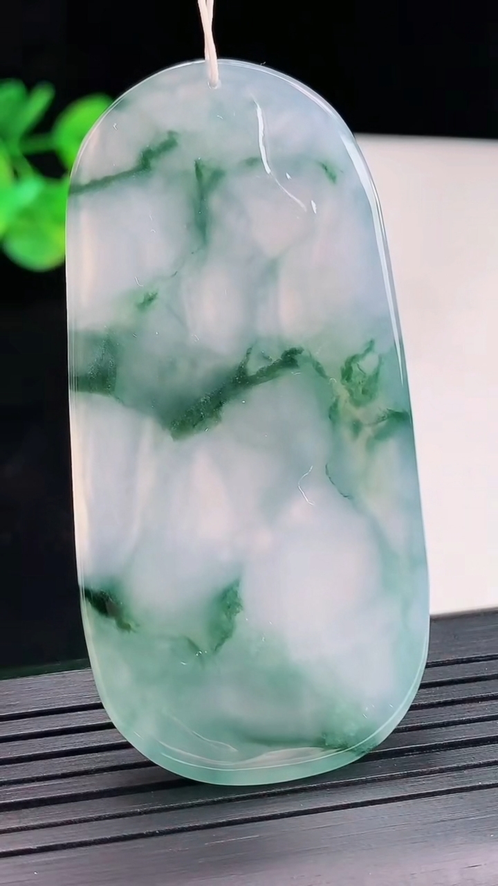 天然A货翡翠种飘花大势至菩萨吊坠，尺寸64-31-5重量:24.71g
4月26日