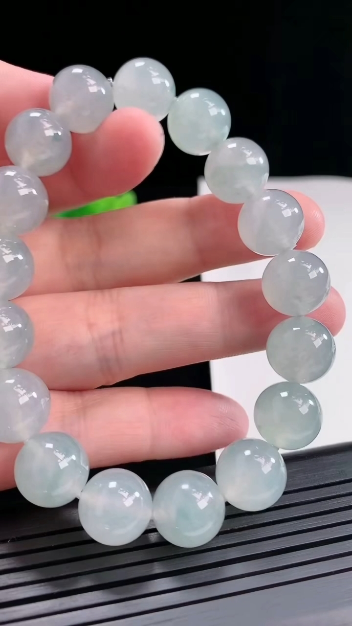 天然A货翡翠种飘花圆珠手串，尺寸12.5-16颗重量:55.94g4月26日
工厂直销收藏佳品,种好水足，色泽均匀，有种有色，上手高大气！