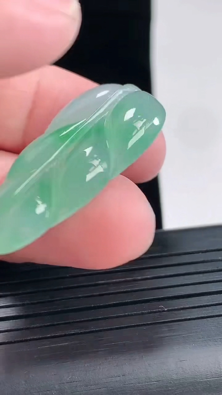 天然A货翡翠金枝玉叶 叶子吊坠，尺寸37-20-5重量:7.00g
4月26日