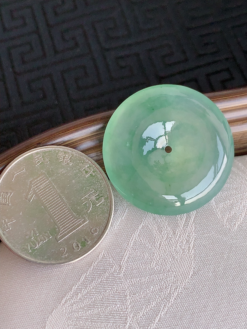 天然A货翡翠晴水平安扣吊坠 
尺寸27.6-5.6mm 重量9.13g 0425