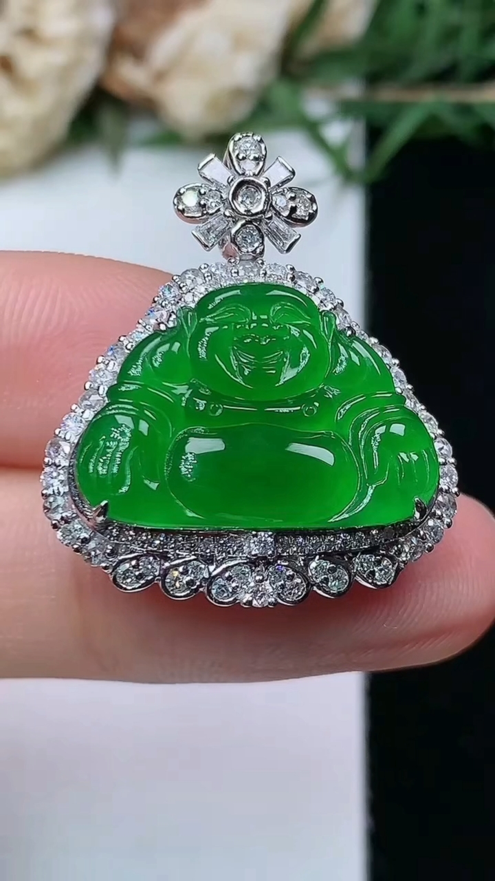 天然A货翡翠佛公吊坠，尺寸27.8-23-9，裸石13.5-19.5，重量:5.48g
4月26日