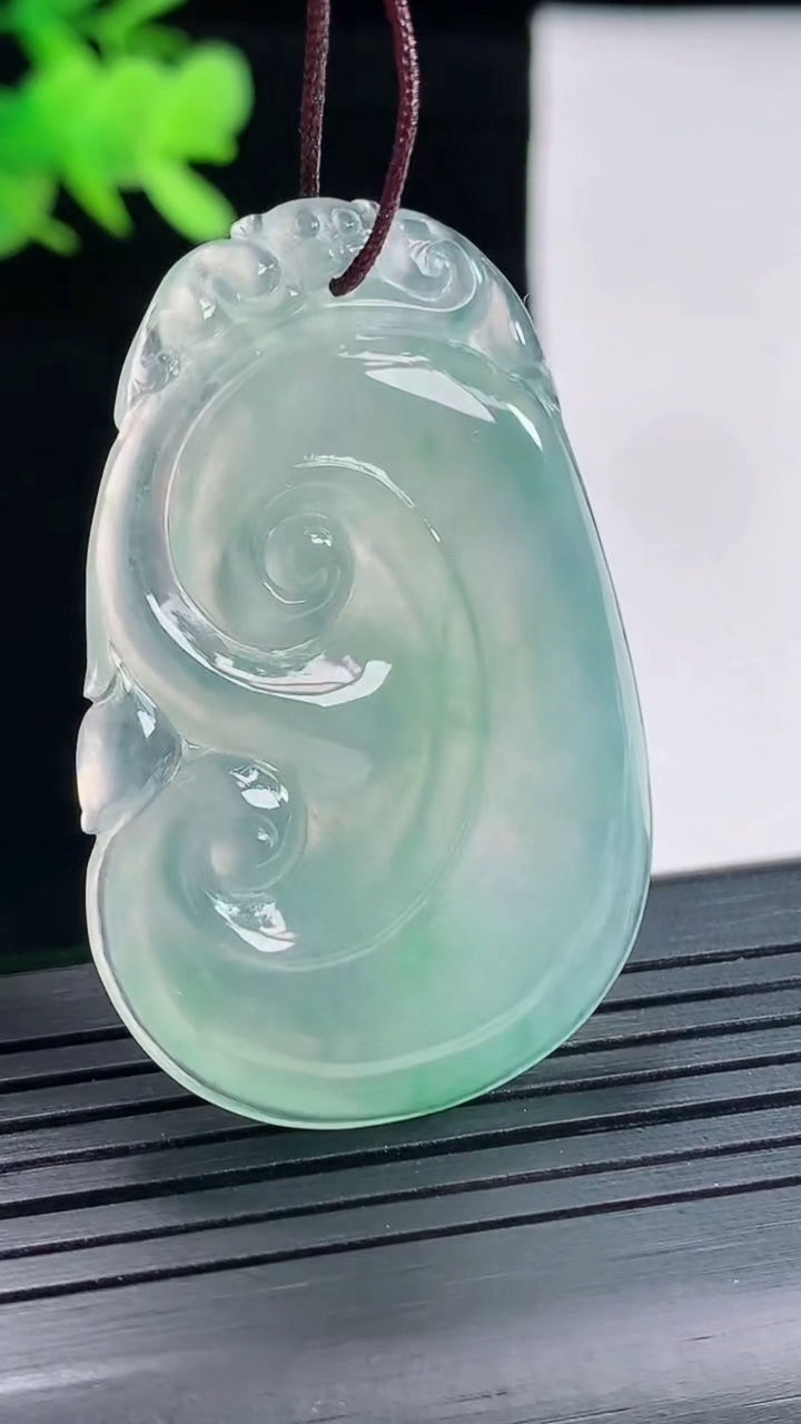 天然A货翡翠如意吊坠，尺寸44-29-5.2重量:13.28g
4月26日