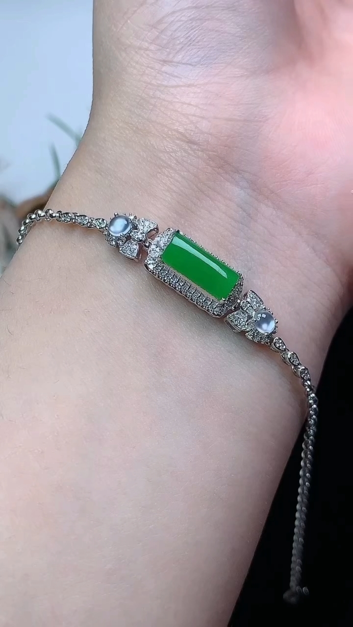 天然A货翡翠马鞍手链，尺寸10.5-4.6，重量:3.19g
4月26日