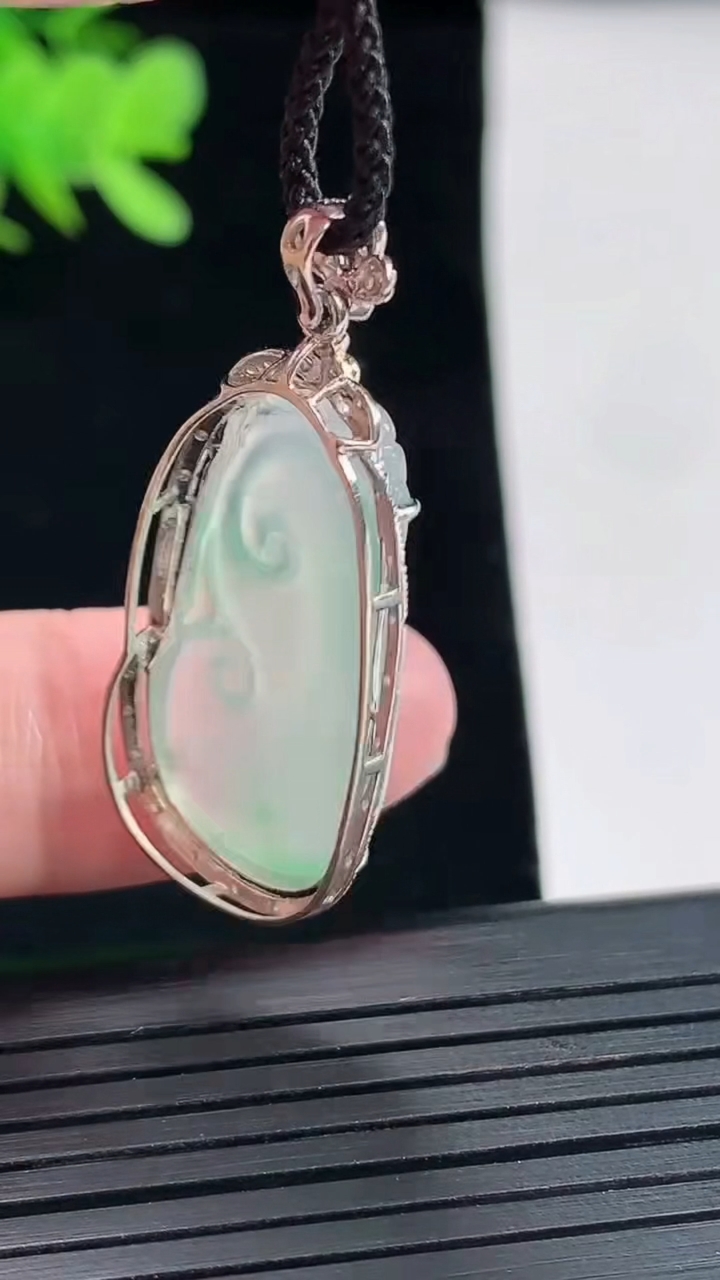 天然A货翡翠如意吊坠，尺寸35.6-15.5-5.8，裸石28-13.5重量:3.57g
4月26日