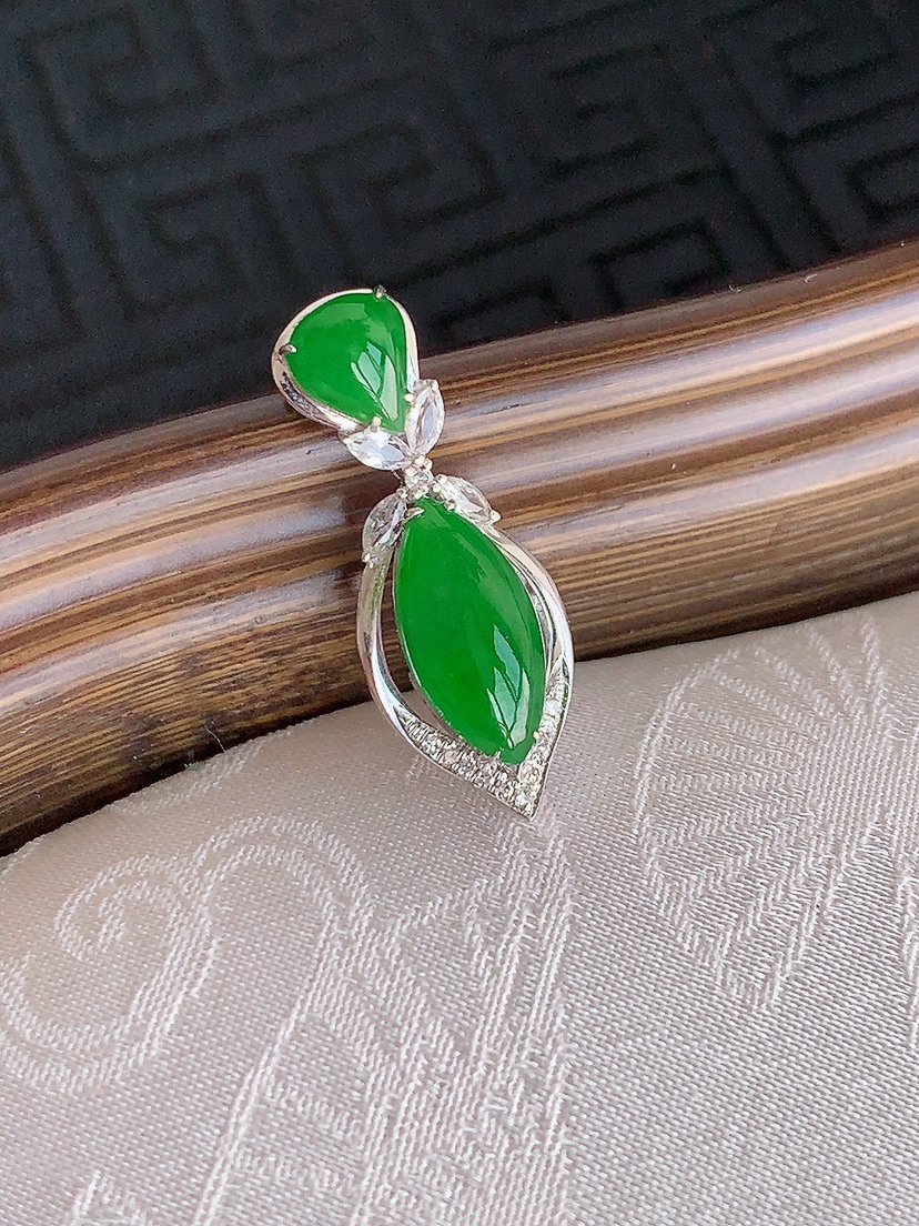 天然A货翡翠18K金伴钻镶嵌满绿水滴吊坠 
尺寸23.6-9-5裸石11.6-5.6mm 重量1.4