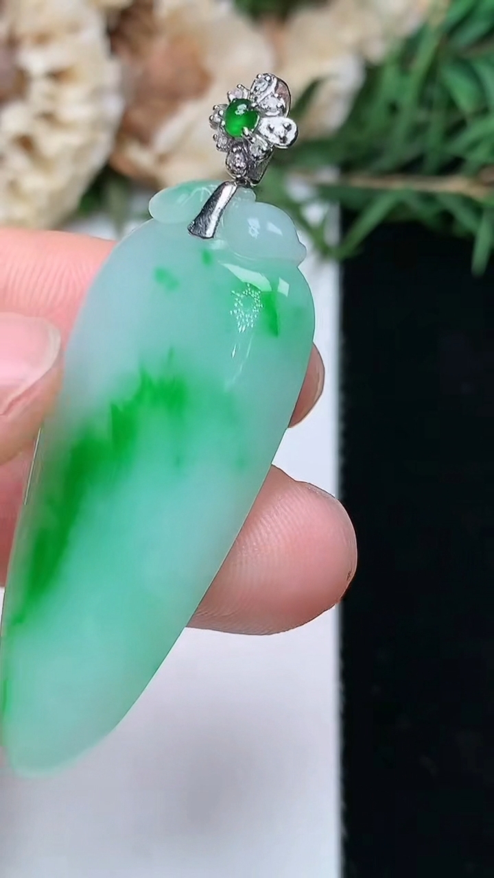 天然A货翡翠福瓜吊坠，尺寸41-18.2-5，重量:7.54g
4月26日