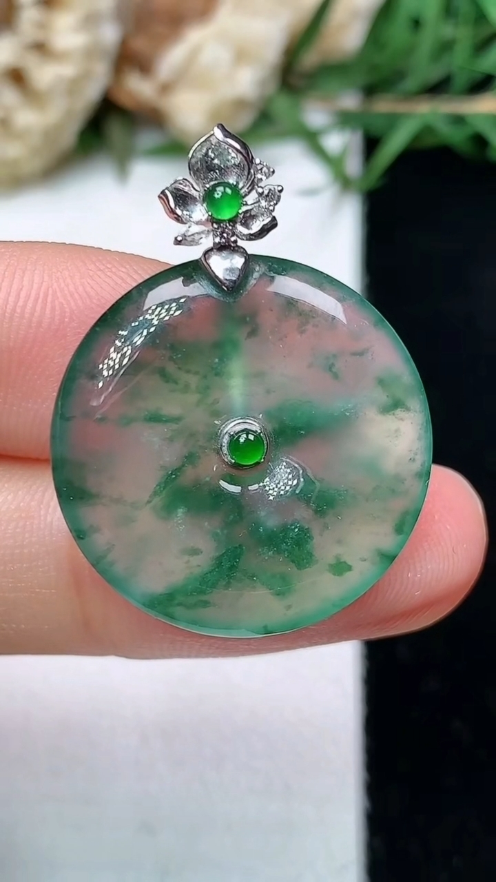 天然A货翡翠飘花平安扣吊坠，尺寸22.3-3.7，重量:4.13g
4月26日