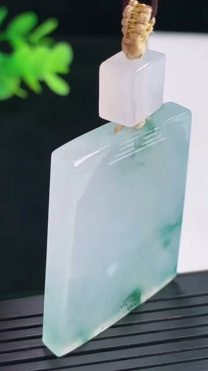 天然A货翡翠种飘花仿古无事牌吊坠，尺寸40.2-31.5-5.2重量:23.62g
4月26日