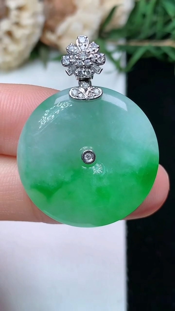 天然A货翡翠平安扣吊坠，尺寸24.2-4.8，重量:7.19g
4月26日