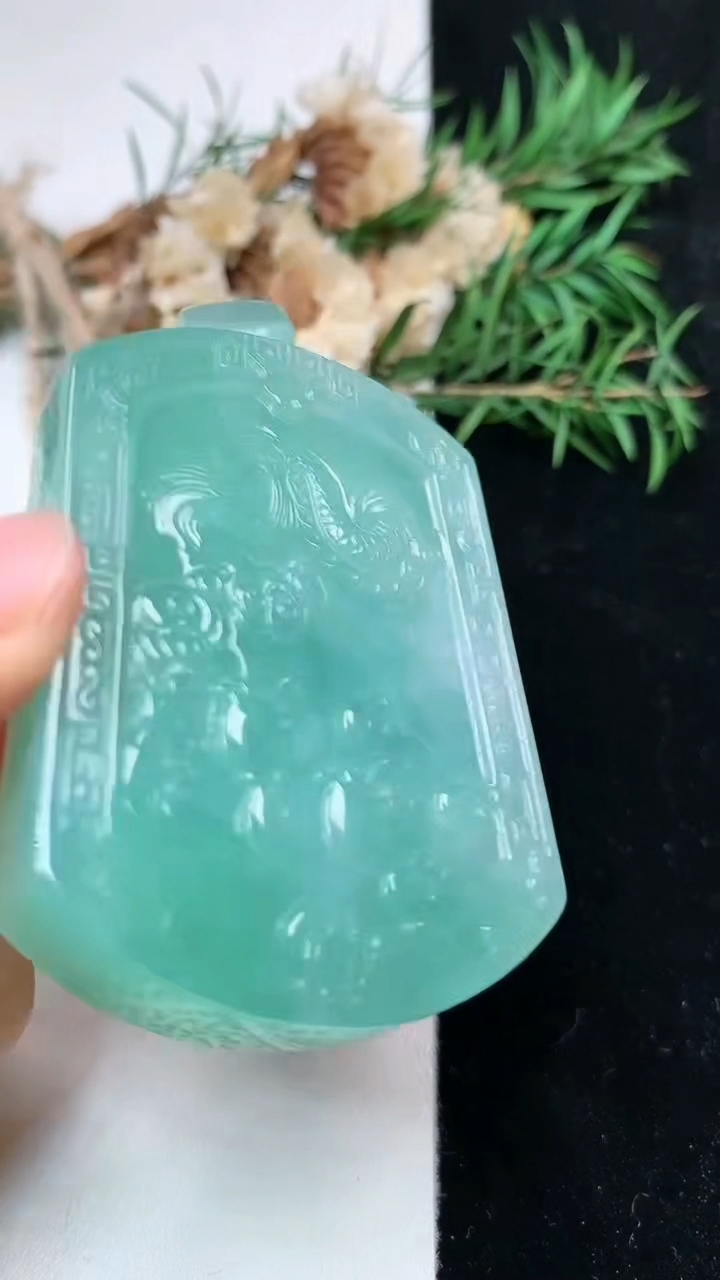 天然A货翡翠龙牌吊坠，尺寸54.8-39.7-12，重量:69.96g
4月26日