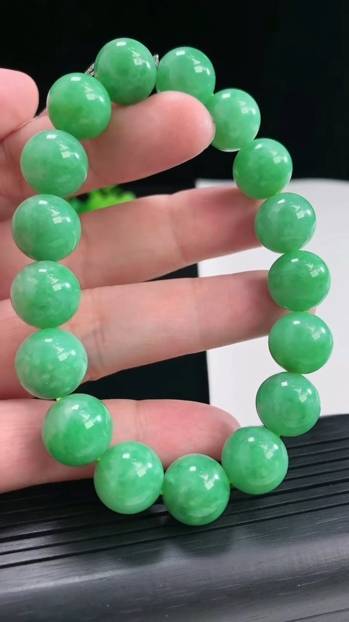 天然A货翡翠圆珠手串，尺寸12.2-17颗重量:55.38g4月26日
工厂直销收藏佳品,种好水足，色泽均匀，有种有色，上手高大气！