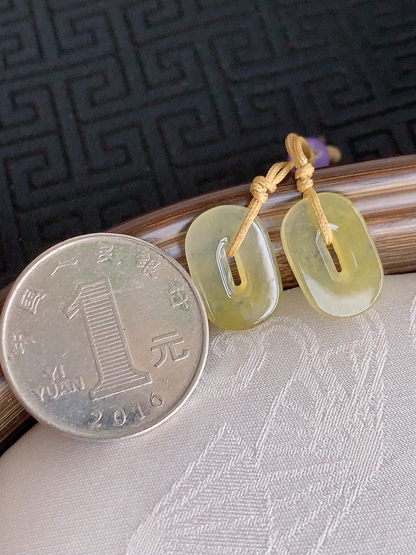 天然A货翡翠黄翡平安环吊坠一对 
尺寸15.8-10.7-1.8mm 重量2.62g 0425