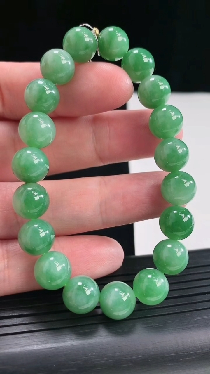 天然A货翡翠圆珠手串，尺寸10-19l颗重量:31.94g4月26日
工厂直销收藏佳品,种好水足，色泽均匀，有种有色，上手高大气！