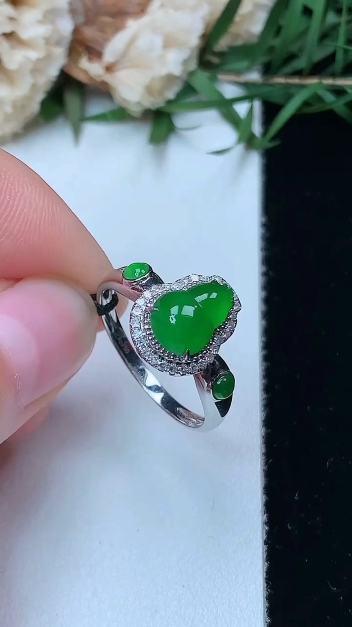 天然A货翡翠葫芦戒指，尺寸17.2-8.6-6.2，重量:2.61g2026年4月26日
工厂直销收