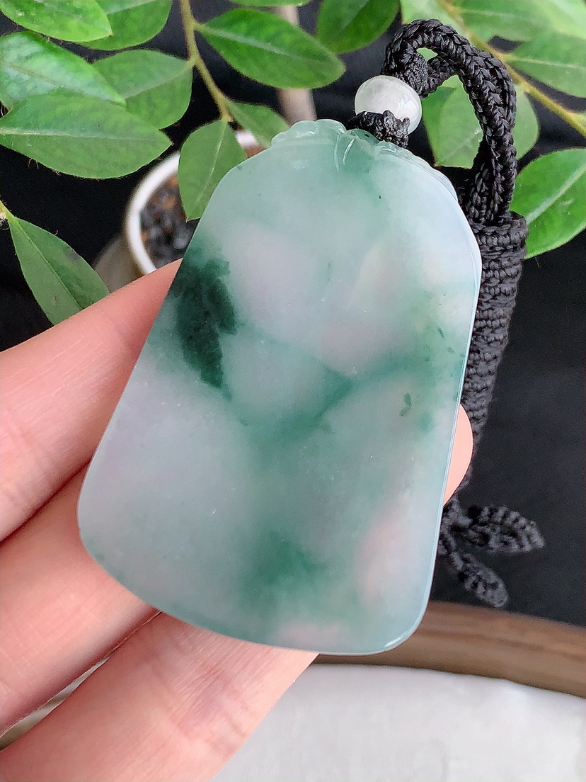 天然A货翡翠飘花普贤菩萨吊坠 
尺寸56.5-37-6mm 重量33.18g 0425