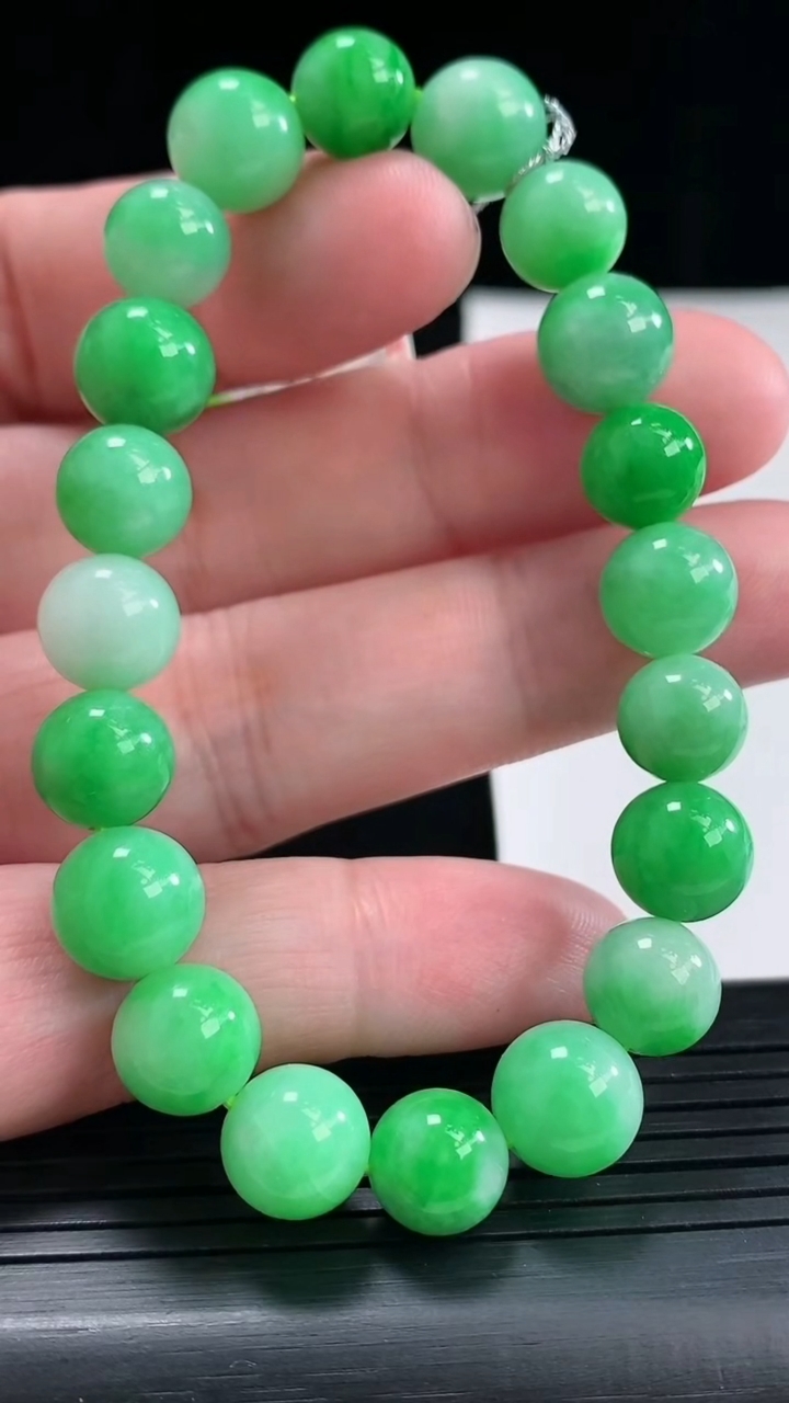 天然A货翡翠圆珠手串，尺寸9.5-20颗重量:27.74g4月26日
工厂直销收藏佳品,种好水足，色泽均匀，有种有色，上手高大气！