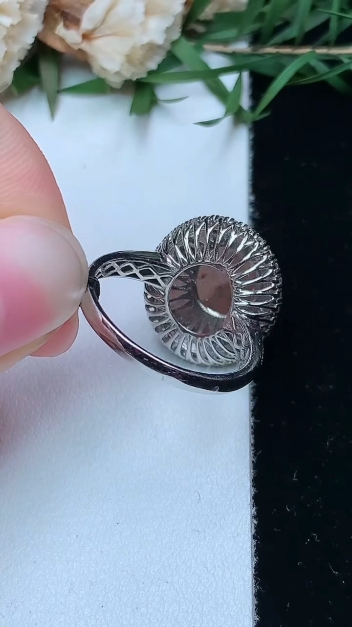 天然A货翡翠蛋面戒指，尺寸17.4-15-13，重量:4.84g2026年4月26日
工厂直销收藏佳品,种好水足，色泽均匀，有种有色，上手高大气！