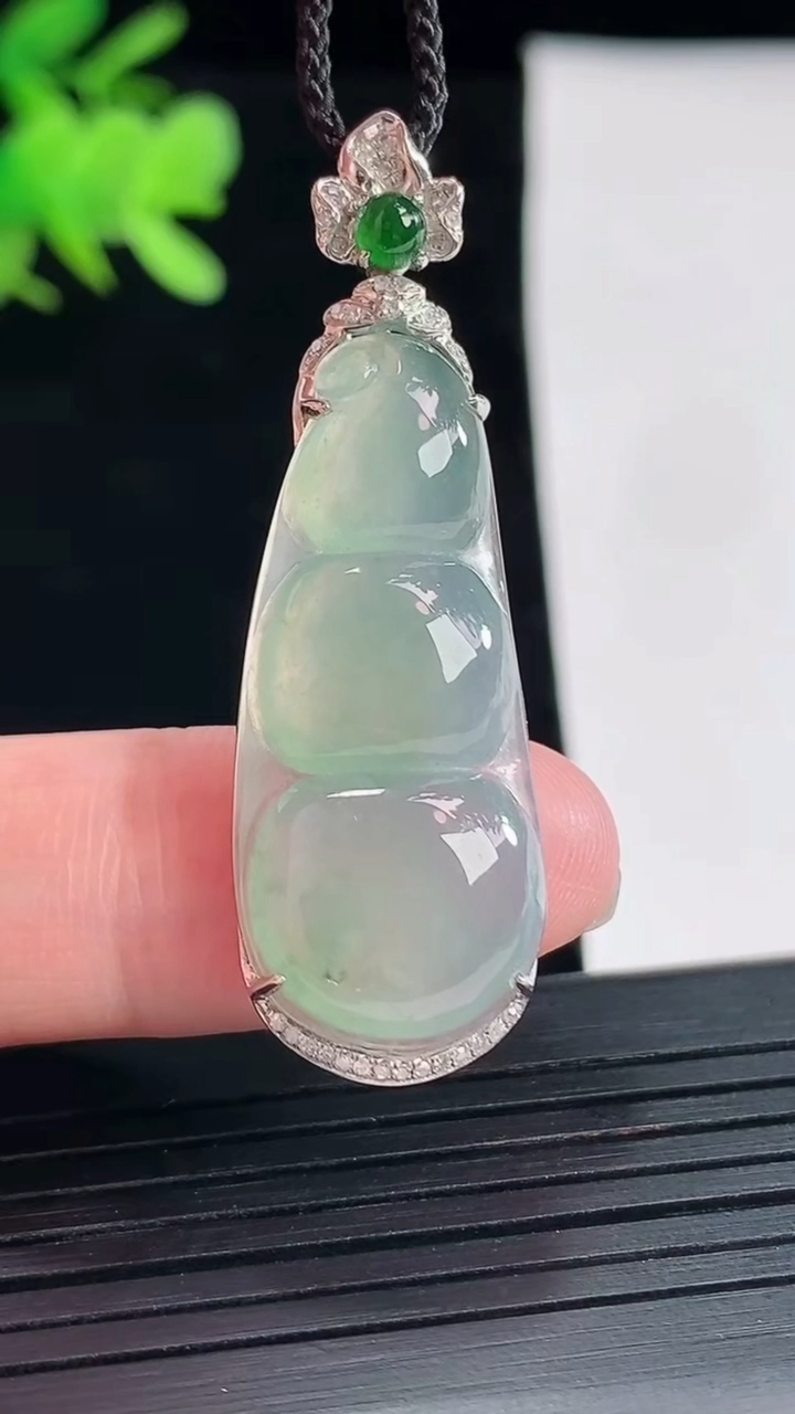 天然A货翡翠福豆吊坠，尺寸45-14-6.2，裸石33-15重量:5.43g
4月26日