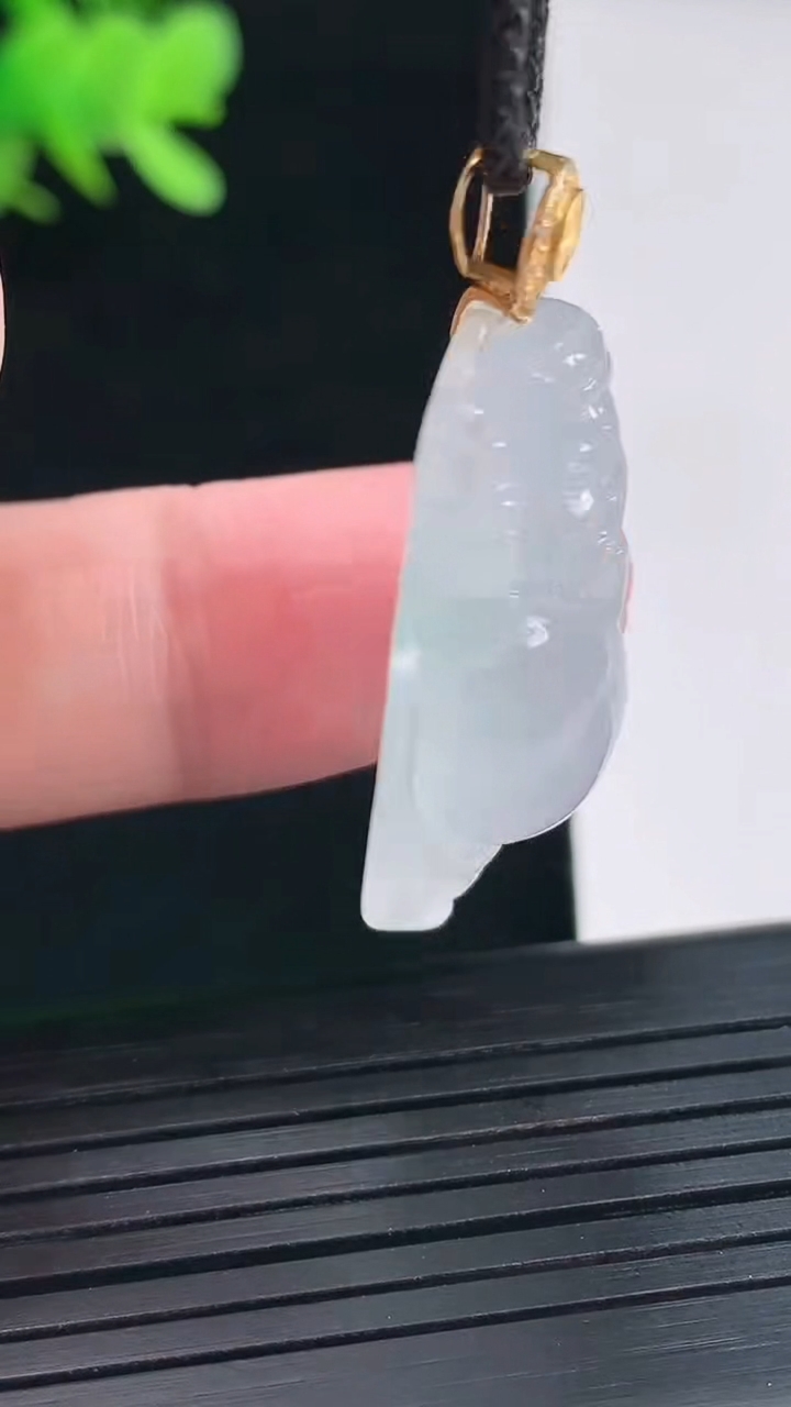 天然A货翡翠种白冰财神爷吊坠，尺寸30-12.5-9.2重量:6.48g
4月26日