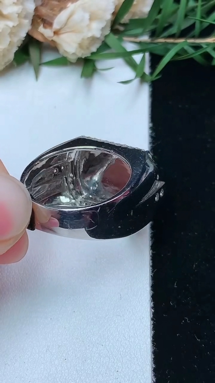 天然A货翡翠马鞍戒指，尺寸18.3-17.5-11.8，重量:7.25g2026年4月26日
工厂直销收藏佳品,种好水足，色泽均匀，有种有色，上手高大气！