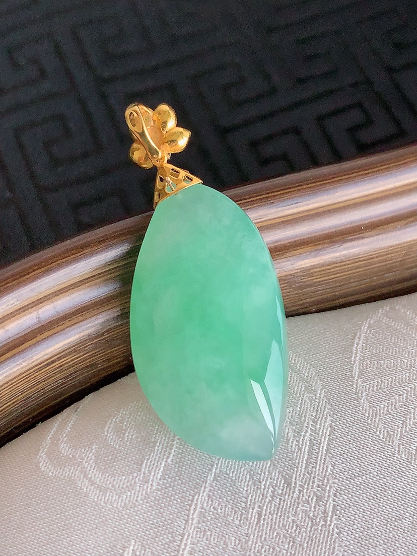 天然A货翡翠18K金镶嵌满绿随形吊坠 
尺寸35.8-27.5-14.5-9.6mm 重量7.03g 0425