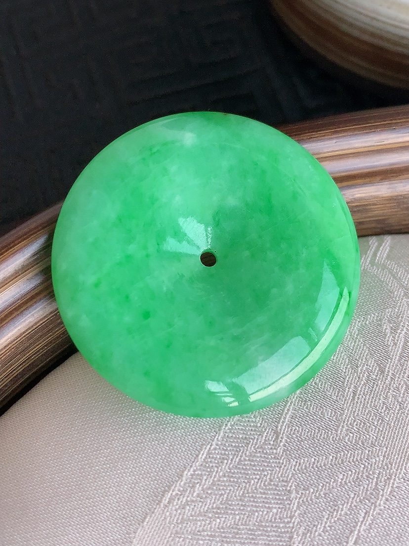 天然A货翡翠满绿平安扣吊坠  
尺寸32.4-5.3mm 重量12.17g 0425