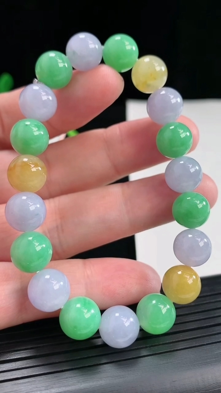 天然A货翡翠三彩圆珠手串，尺寸10-19颗重量:34.12g4月26日
工厂直销收藏佳品,种好水足，