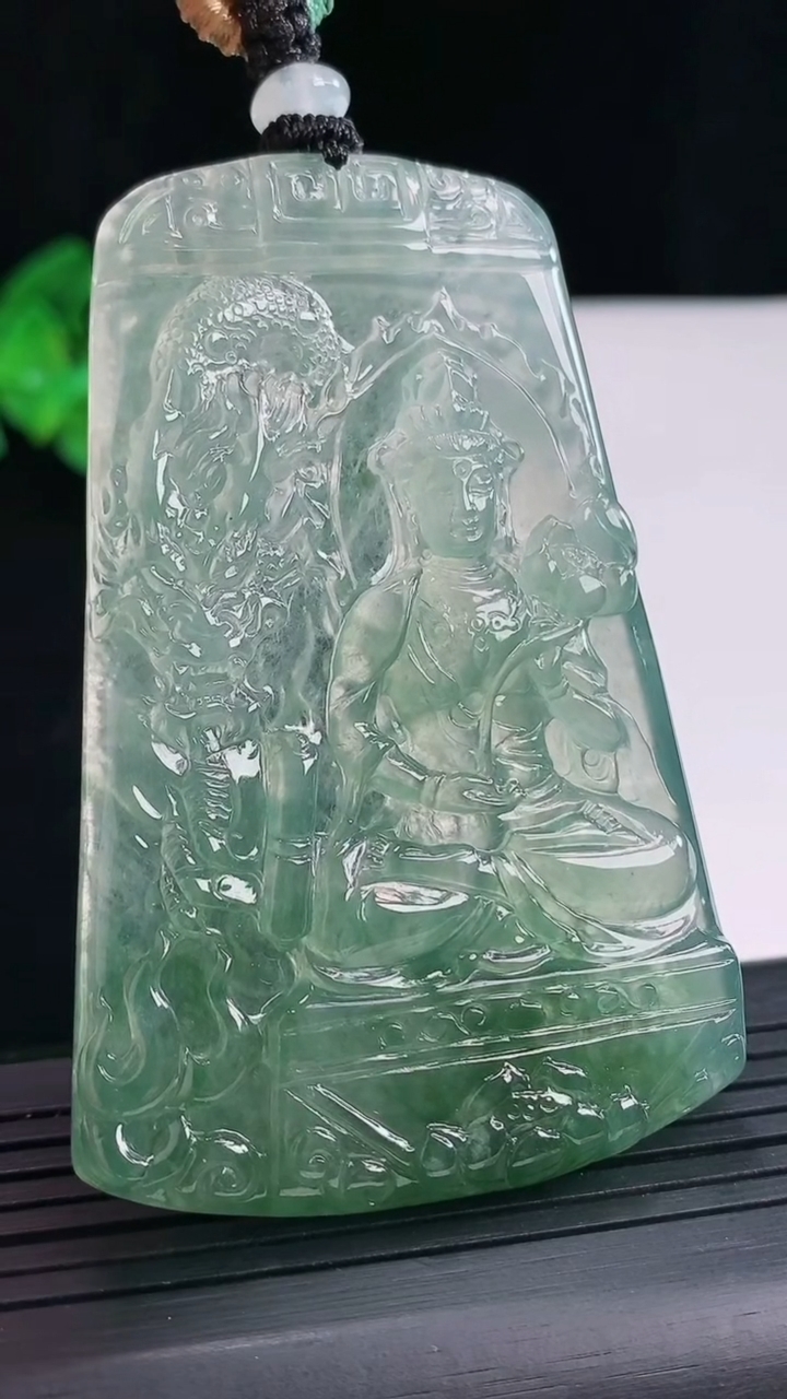 天然A货翡翠种飘花祥龙大势至菩萨吊坠，尺寸69-45.6-6重量:44.90g
4月26日