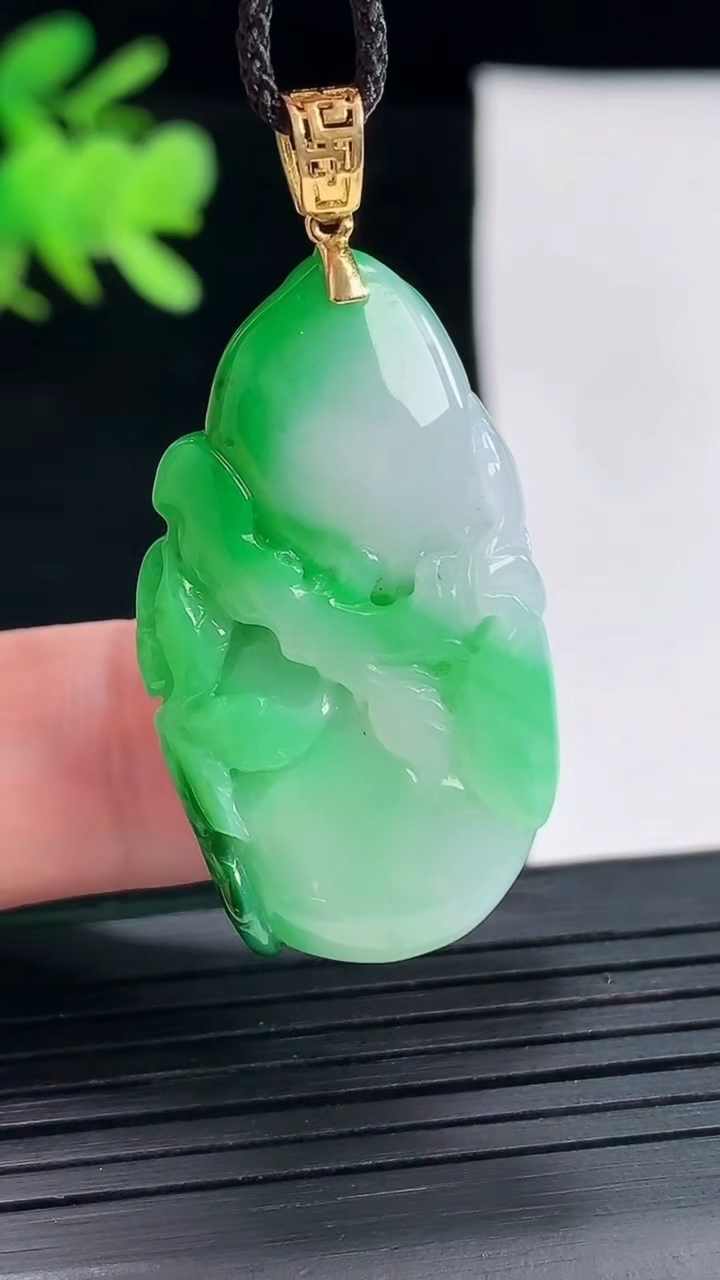 天然A货翡翠葫芦吊坠，尺寸37-20-11重量:13.78g
4月26日