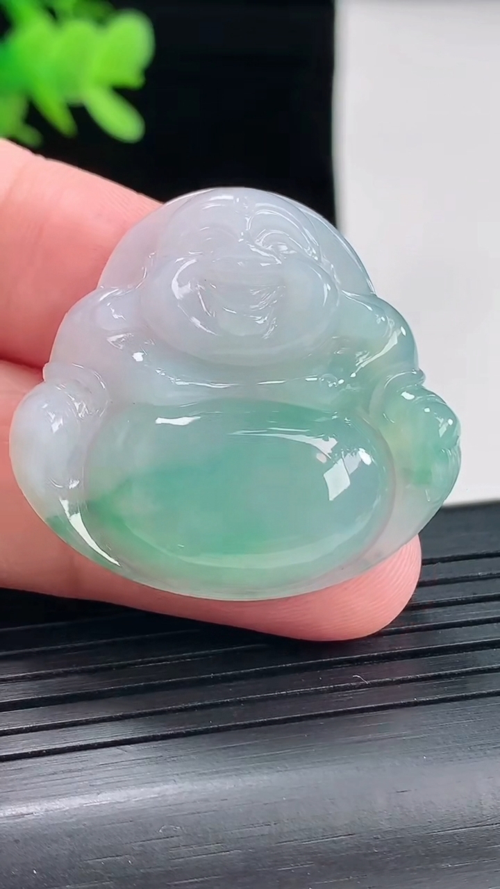 天然A货翡翠飘花佛公吊坠，尺寸32.5-35-6.2重量:10.82g
4月26日