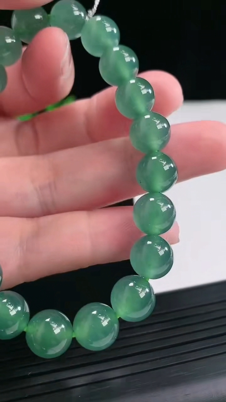 天然A货翡翠圆珠手串，尺寸10-20颗重量:33.00g4月26日
工厂直销收藏佳品,种好水足，色泽均匀，有种有色，上手高大气！