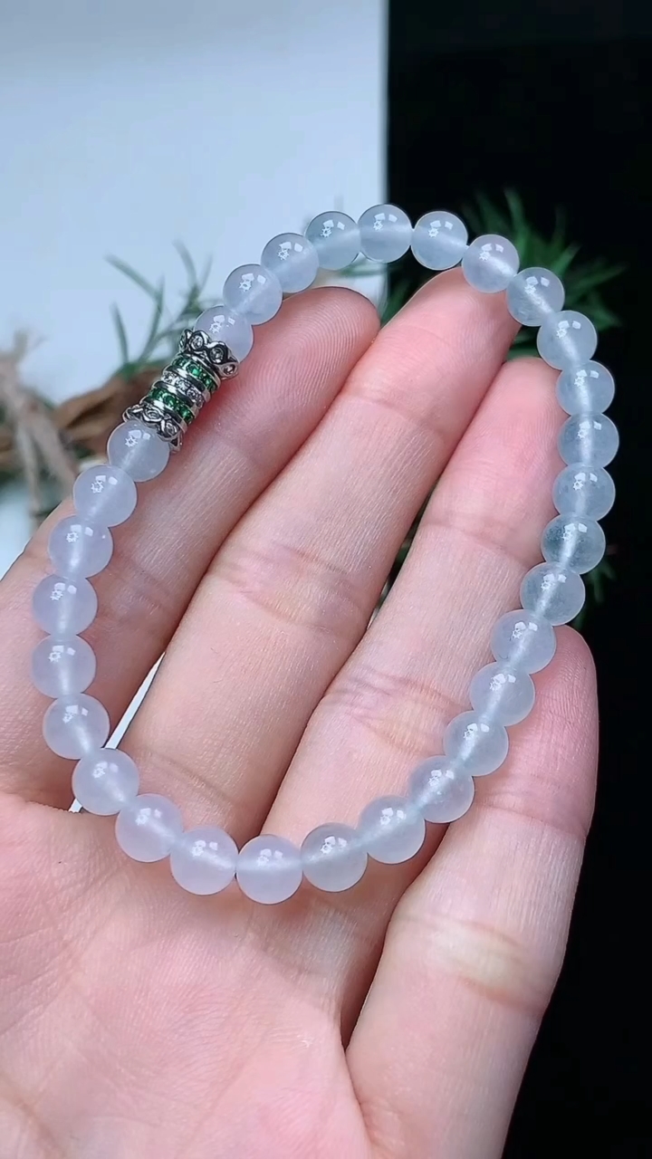 天然A货翡翠白冰圆珠手串，尺寸5.7-30颗，重量:11.38g4月26日
工厂直销收藏佳品,种好水