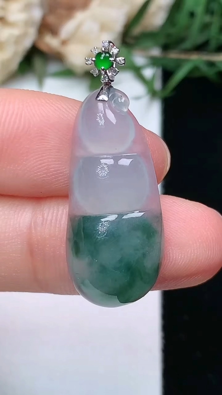 天然A货翡翠飘花福豆吊坠，尺寸26-11.8-5，重量:2.83g
4月26日