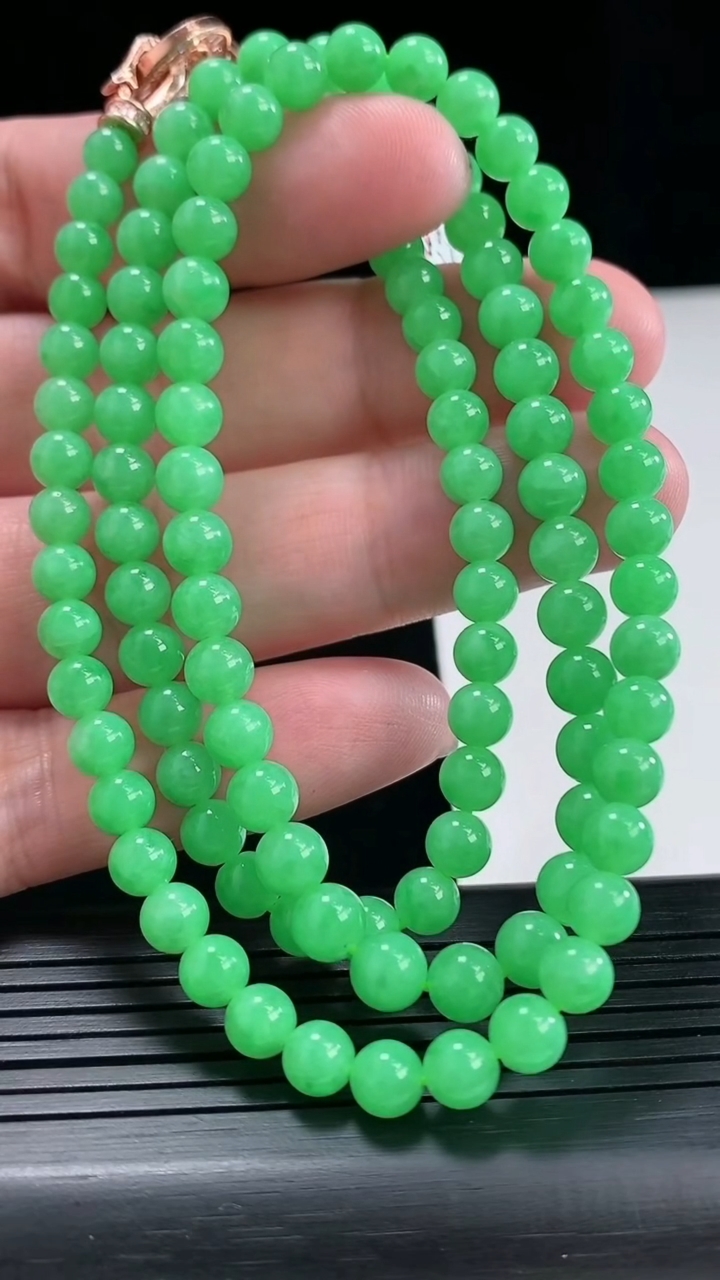 天然A货翡翠圆珠项链，尺寸5.5-108颗重量:32.66g
4月26日