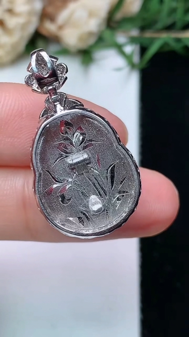 天然A货翡翠葫芦吊坠，尺寸28.2-15.5-11.3，裸石17.6-12.9，重量:5.62g
4月26日