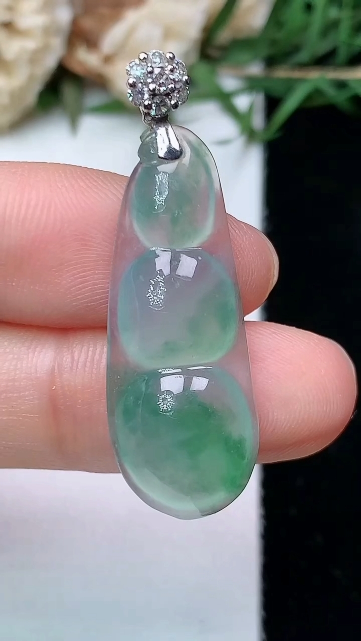 天然A货翡翠飘花福豆吊坠，尺寸31-11.6-6，重量:3.62g
4月26日