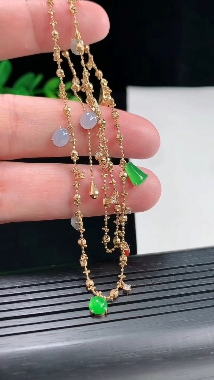 天然A货翡翠18k金三彩蛋面项链吊坠，尺寸5.5-5-3重量:6.03g
4月26日