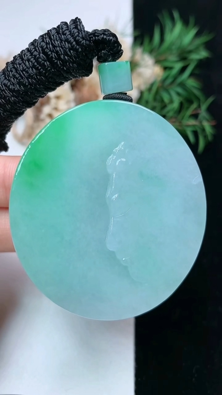 天然A货翡翠佛头吊坠，尺寸48.2-44.3-13，重量:75.64g
4月26日