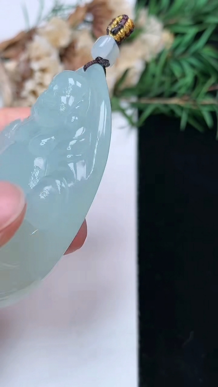 天然A货翡翠白冰逍遥佛吊坠，尺寸54-36-11.7，重量:39.00g
4月26日