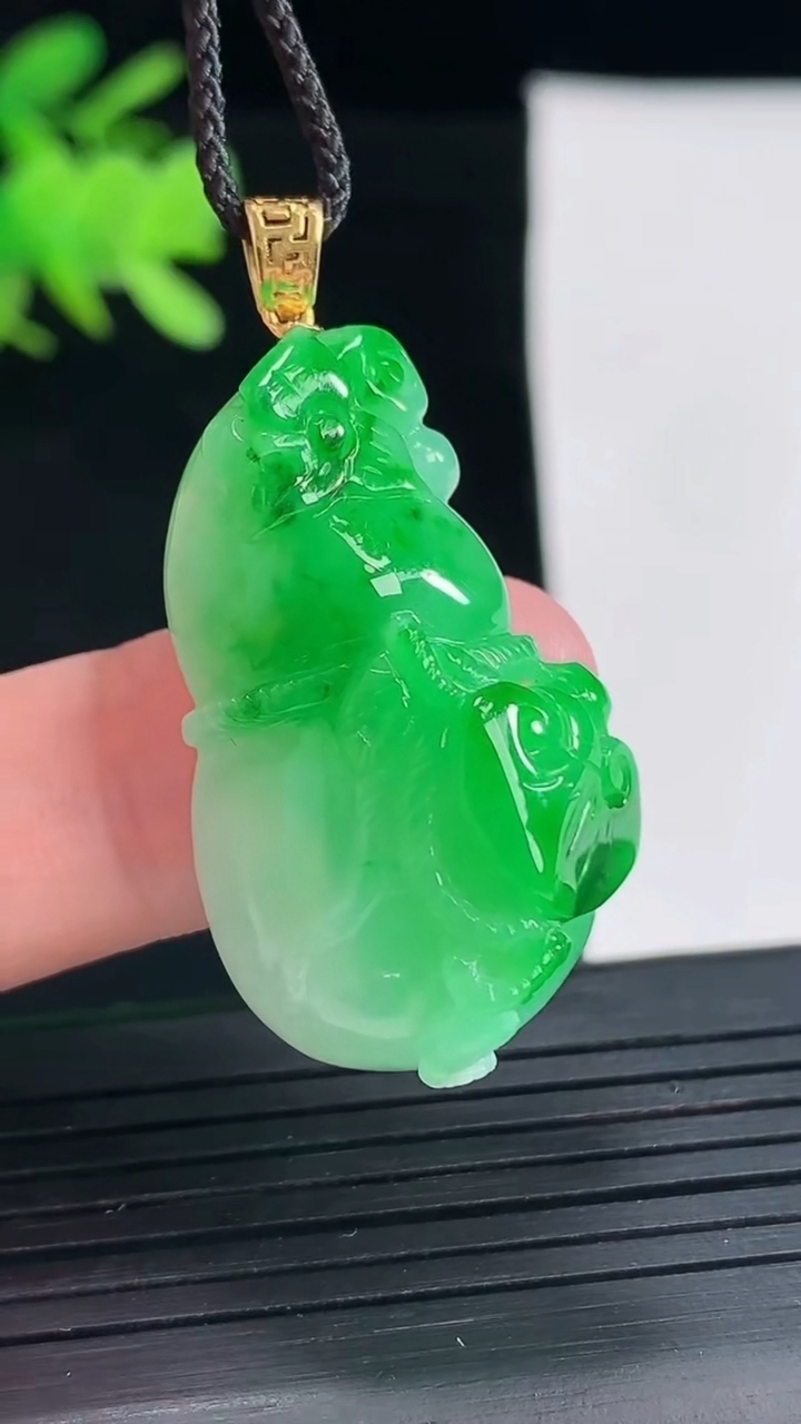 天然A货翡翠葫芦吊坠，尺寸35-20.6-11.8重量:12.31g
4月26日