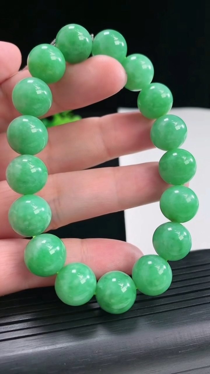 天然A货翡翠圆珠手串，尺寸12.2-17颗重量:55.38g4月26日
工厂直销收藏佳品,种好水足，