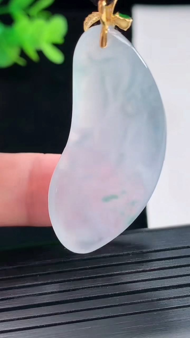 天然A货翡翠种飘花和和美美 荷叶鱼吊坠，尺寸42-18.6-5.5重量:10.49g
4月26日