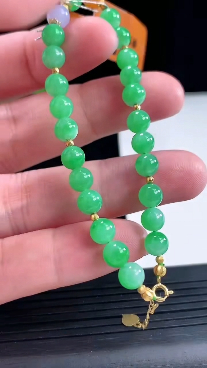 天然A货翡翠圆珠手链，尺寸6-19颗重量:9.45g4月26日
工厂直销收藏佳品,种好水足，色泽均匀，有种有色，上手高大气！
