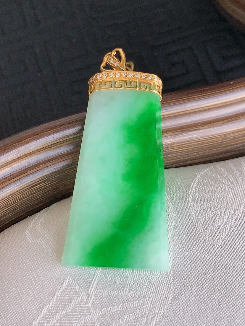 天然A货翡翠18K金伴钻镶嵌飘阳绿无事牌吊坠 
尺寸43-35.5-18.5-3.8mm 重量8.00g 0425