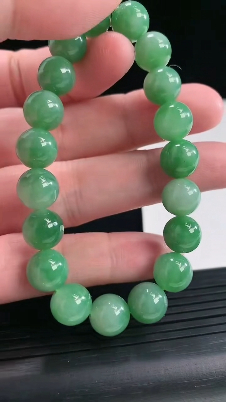 天然A货翡翠圆珠手串，尺寸10-19l颗重量:31.94g4月26日
工厂直销收藏佳品,种好水足，色泽均匀，有种有色，上手高大气！