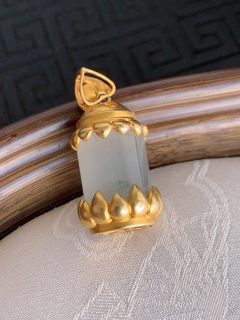 天然A货翡翠18K金伴钻镶嵌白冰白月光路路通吊坠 
尺寸25.8-14-10.2mm 重量6.96g