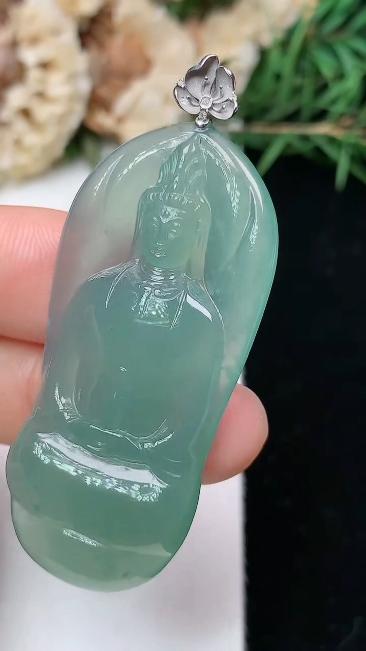 天然A货翡翠蓝水素衣观音吊坠，尺寸45-21.3-5.3，重量:10.70g
4月26日