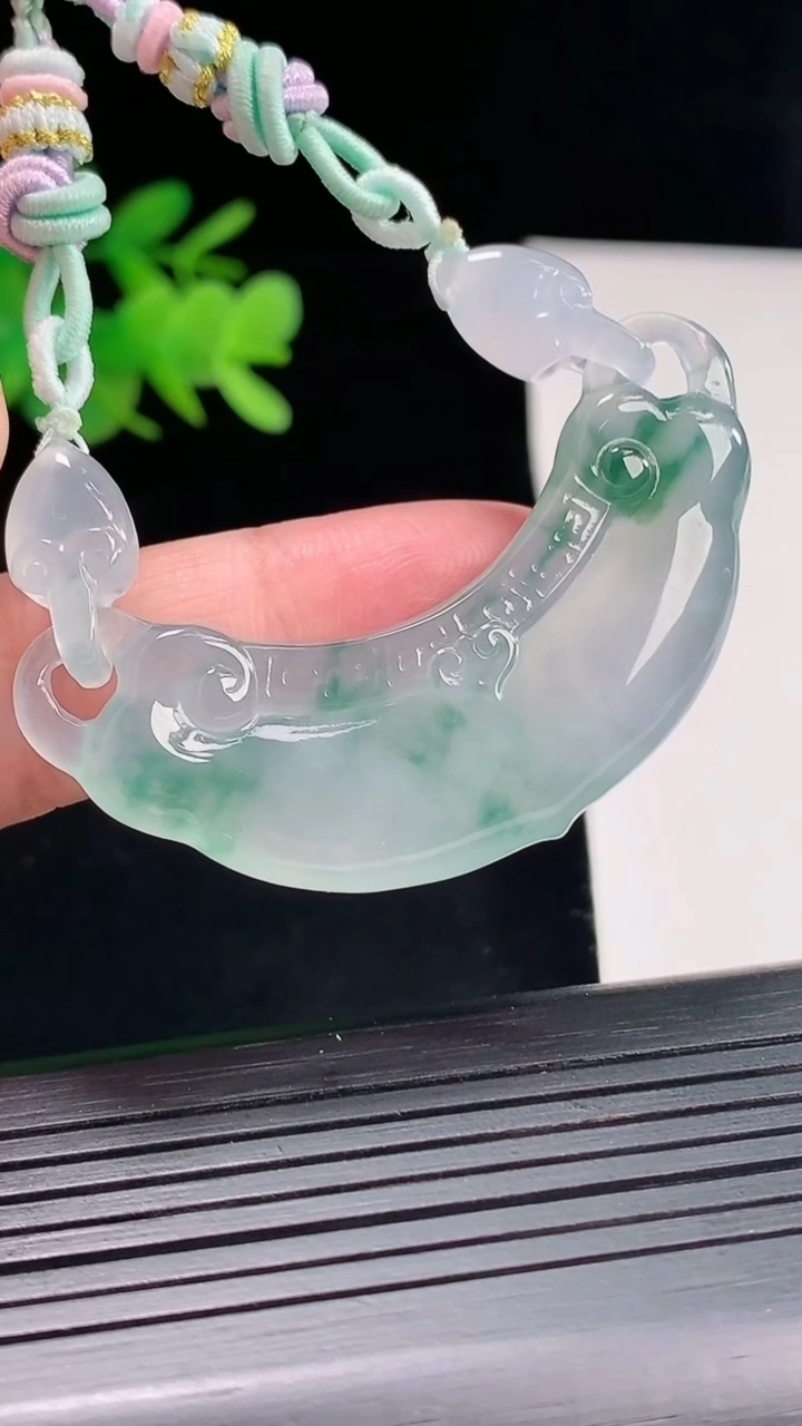 天然A货翡翠种飘花平安如意锁吊坠，尺寸52-16-5.8重量:16.41g
4月26日