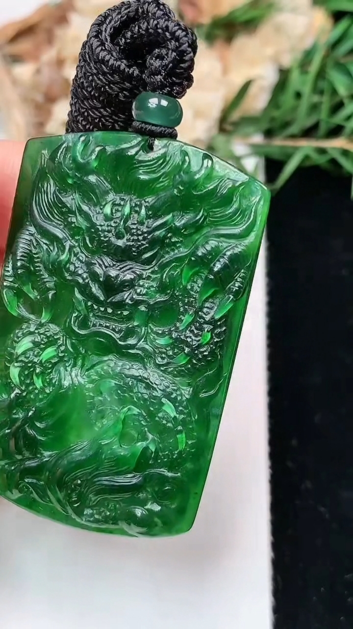 天然A货翡翠龙牌吊坠，尺寸46.3-30.5-5，重量:15.81g
4月26日